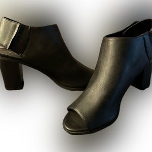 NEW Black Ankle boots Sz: 8W